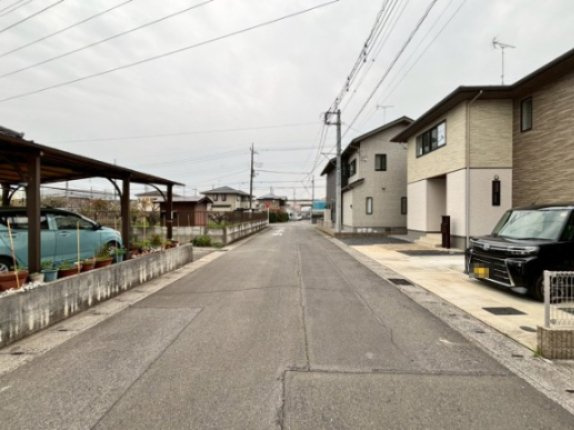 小山市東間々田　中古戸建の前面道路含む現地写真