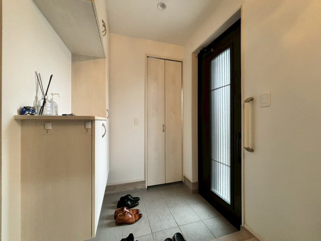 小山市東間々田　中古戸建の玄関