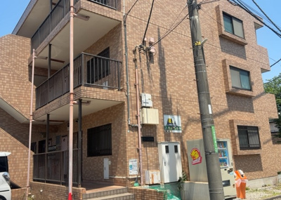 【外観】 | ロワール二本松 | 現地に行くなら、物件の周囲の地形がどうなっているかを見ることも大切です。周辺より低くなっている土地では、大雨などで水が集まりやすいため、地盤が弱くなっているということも考えられるため、注意が必要です。