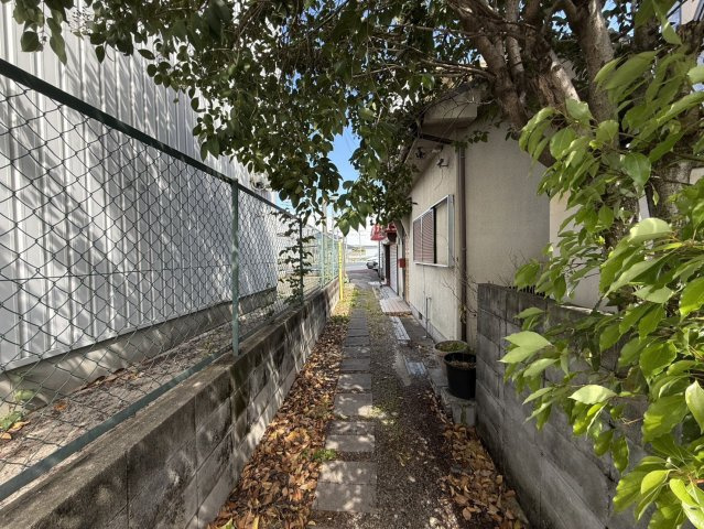 岸和田市箕土路町2丁目　中古戸建の前面道路含む現地写真