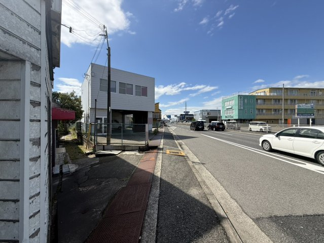 岸和田市箕土路町2丁目　中古戸建の前面道路含む現地写真