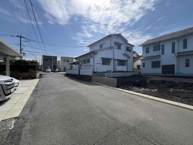 ブルーミングガーデン／北区麻生田4丁目3期／1号棟の前面道路含む現地写真