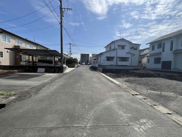 ブルーミングガーデン／北区麻生田4丁目3期／1号棟の前面道路含む現地写真