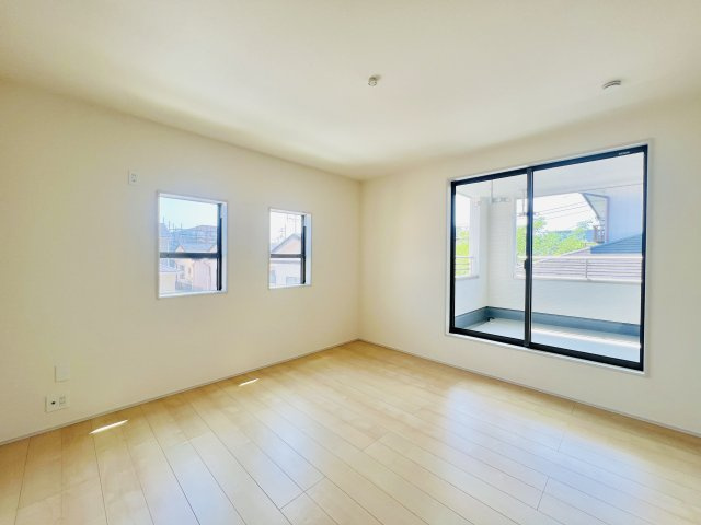 吉岡町下野田の洋室|8.5帖主寝室は、大きなベッドを設置してもゆとりのある空間♪