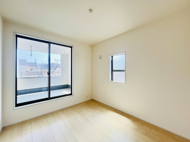 吉岡町下野田の洋室|バルコニーに面した明るい洋室♪