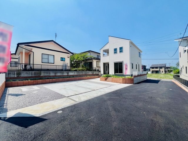 吉岡町下野田の前面道路含む現地写真|間口も広く焦らず駐車可能◎