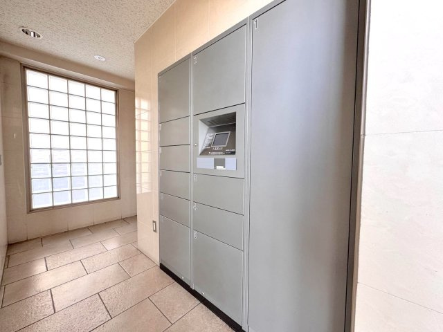 ヒューマンスクエア戸田ヴィラシアの設備|宅配ボックス
不在時でも24時間荷物が受け取れる宅配ボックスを完備。再配達の手間が省け、ネットショッピングやお出かけ時にも大変便利です。