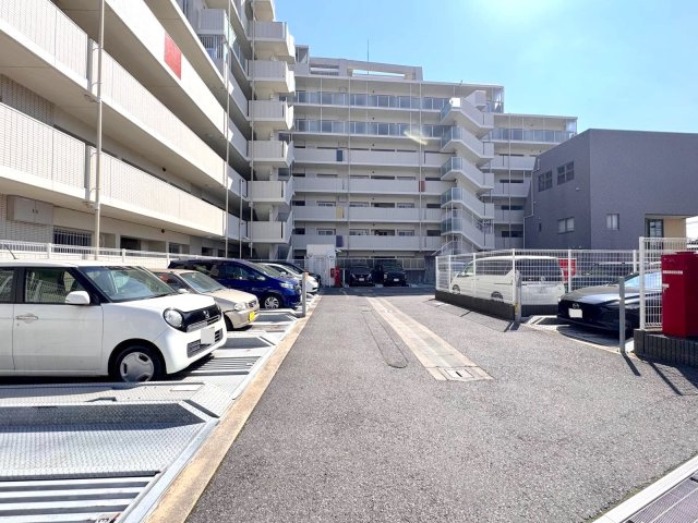 ヒューマンスクエア戸田ヴィラシアの駐車場|駐車場
敷地内に駐車場を確保。愛車を身近に管理でき、雨の日の買い物や休日のお出かけ・ドライブもスムーズに楽しめます。