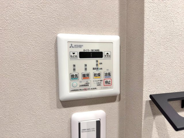 ヒューマンスクエア戸田ヴィラシアの冷暖房・空調設備|浴室乾燥器
天気に左右されず洗濯物が乾き、冬は暖房でヒートショックを予防。換気でカビを防ぎ浴室を清潔に保てます。