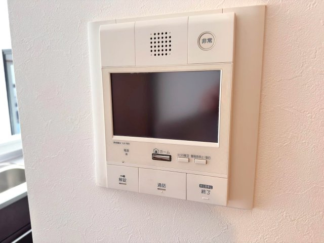 ルネステージ浦和のセキュリティ|TVインターホン
来訪者を室内から画像と音声で確認できるTVモニター付きインターホン。防犯面でも安心して暮らせます。