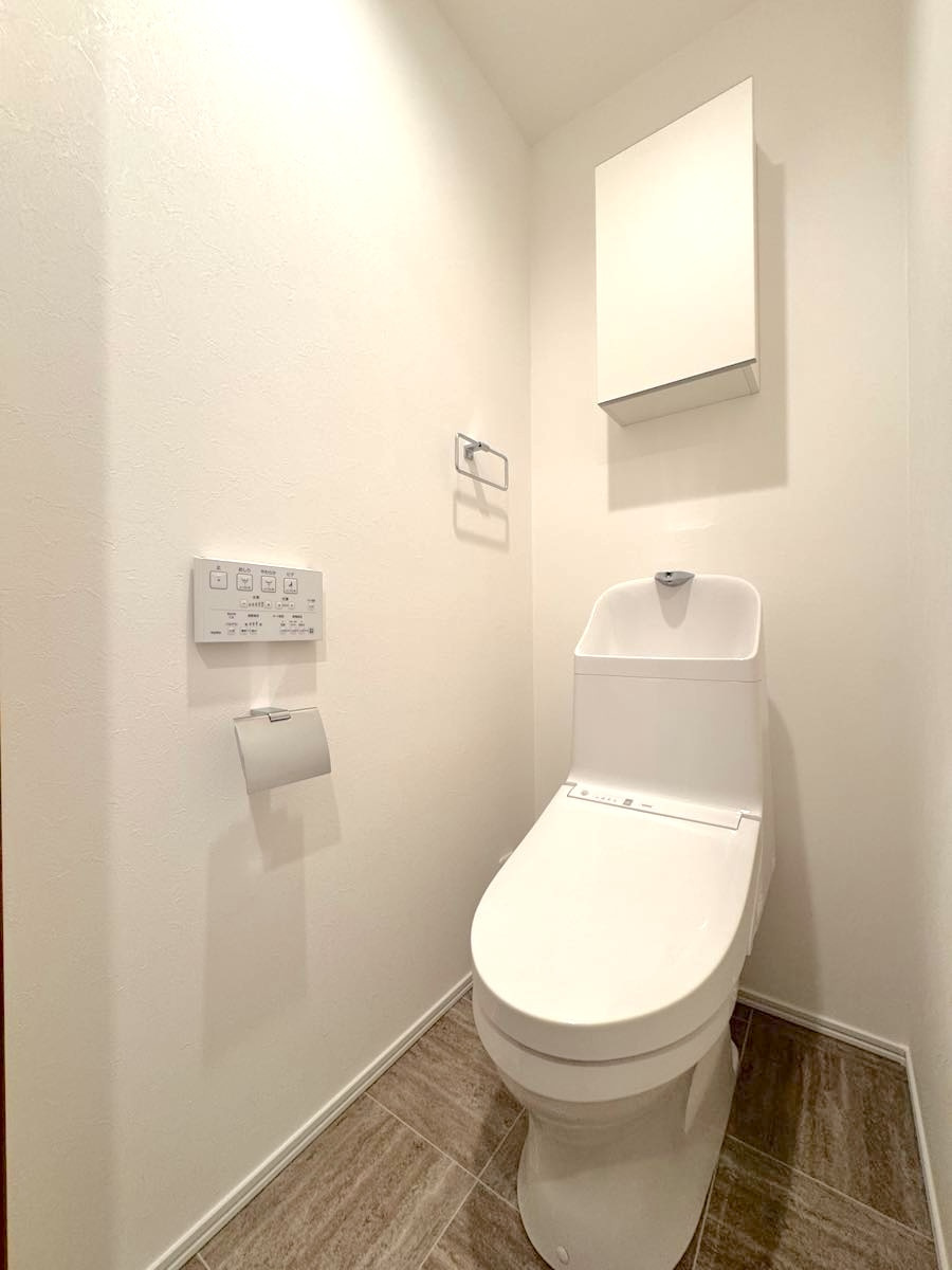 ルネステージ浦和のトイレ|トイレ
温水洗浄便座付きの清潔なトイレ空間。上部棚などの収納もあり、トイレットペーパーのストック等にも便利です。