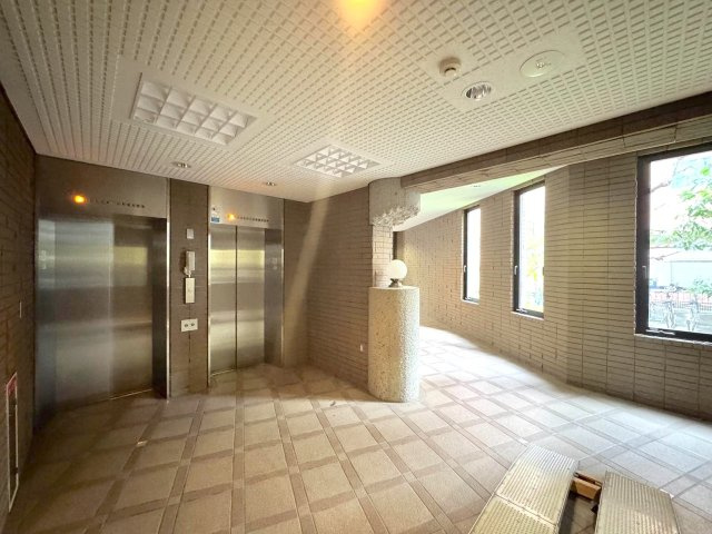 サニークレスト武蔵浦和のエントランス|エレべーターホール