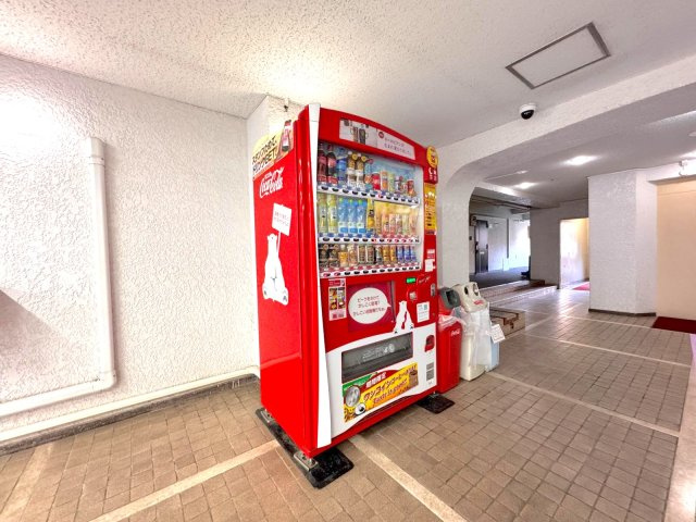 川口サマリヤマンションのその他|エントランスには自動販売機