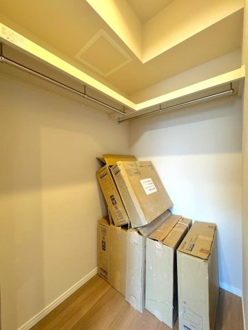 ガーデン・シンフォニー新越谷の収納|洋室7帖のウォークインクローゼット
衣類はもちろん、スーツケースや季節物の大きな荷物もまとめて整理整頓でき、お部屋を広く使えます。