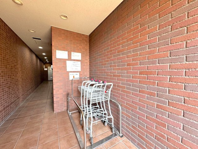 ガーデン・シンフォニー新越谷のその他共用部分|カート置き場
重い荷物やまとめ買いの際に重宝するショッピングカート置き場を完備。駐車場やエントランスからの移動もスムーズで、日々の暮らしを快適にサポートします