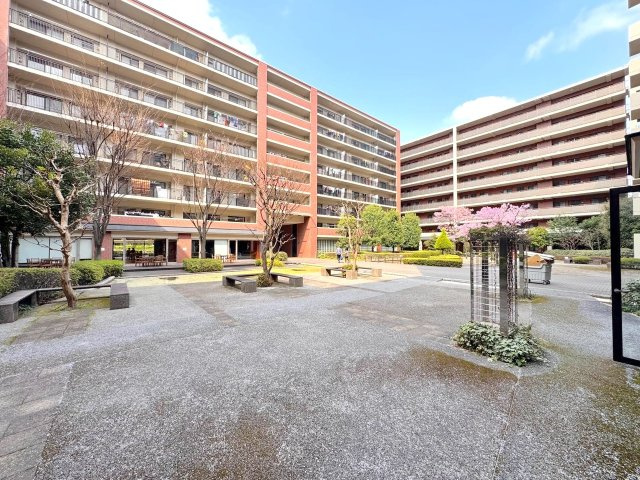 ガーデン・シンフォニー新越谷のその他共用部分|中庭
マンション敷地内に設けられた緑あふれる美しい中庭。敷地内で安全に自然を感じることができ、日常に癒やしと穏やかな時間をもたらしてくれる心地よい空間です。