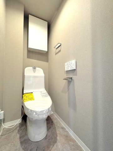 ガーデン・シンフォニー新越谷のトイレ|トイレ
清潔感あふれる快適なトイレ空間です。温水洗浄便座などの快適機能を備え、上部にはトイレットペーパーや掃除用品をすっきり収納できる吊戸棚も設置されています。