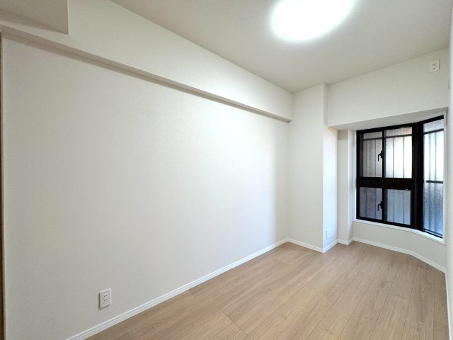 ガーデン・シンフォニー新越谷の子供部屋|子ども部屋 出窓から明るい光が差し込む5.5帖の洋室。勉強に集中できる静かな環境を確保しやすく、お子様の自立心を育む大切な場所に。クローゼットも備わっているため、学用品や衣類もスッキリと収納いただ