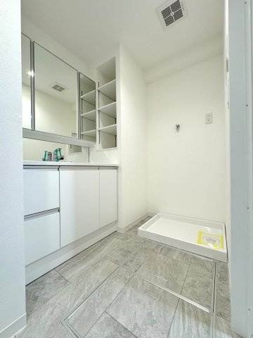 ラムザタワーの脱衣所|脱衣所
ゆとりある広さを確保した脱衣スペース。スムーズな家事動線を意識した配置で、入浴前後の時間を快適に過ごせます。