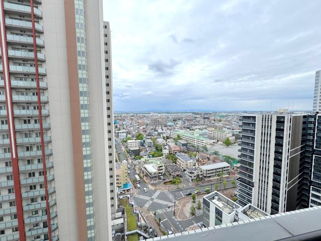 ラムザタワーの展望|眺望
（アングル3）
時間帯によって表情を変える美しい空の景色を楽しめる眺望。開放感あふれる住環境が魅力です。