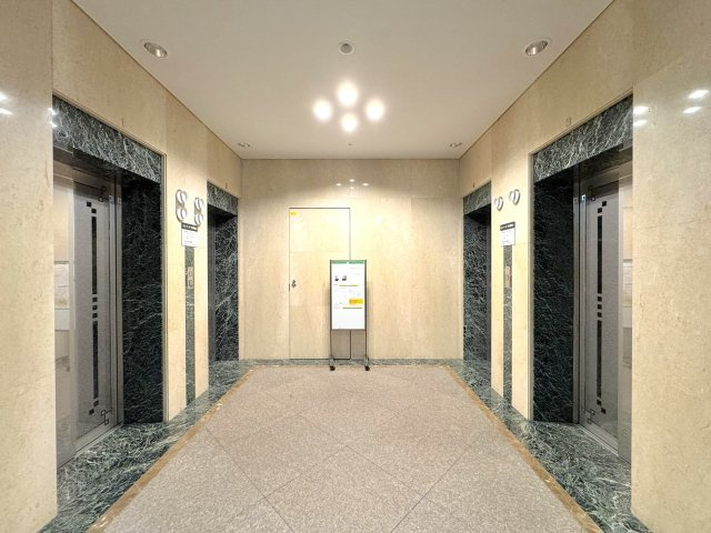ラムザタワーのロビー|エレべーターホール
綺麗に清掃・管理されたエレベーターホール。住まう方や訪れる方を心地よく迎える清潔感のある共用空間です。