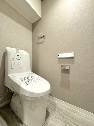 ラムザタワーのトイレ|トイレ新規交換
清潔感のある温水洗浄便座付きトイレ。上部にはトイレットペーパーや掃除用品をすっきり収納できる吊戸棚を設置しています。