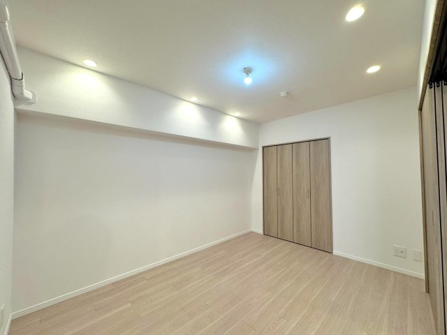 ラムザタワーの子供部屋|洋室6.2帖
玄関側に位置する約6.2帖の洋室は 、プライベートな時間を穏やかに過ごせる独立した空間です 。
クローゼットを備えており 、お子様のお部屋や書斎・趣味の部屋としても使いやすい広さです 。