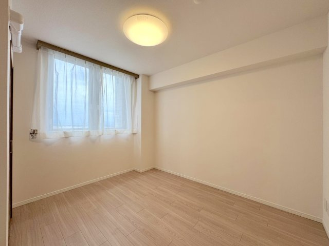 ラムザタワーの寝室|洋室5.7帖
 バルコニーに面した明るい洋室で 、朝の光を気持ちよく取り込めます。
ゆとりある広さに加え、クローゼットも完備しており、主寝室にぴったりなお部屋です 。