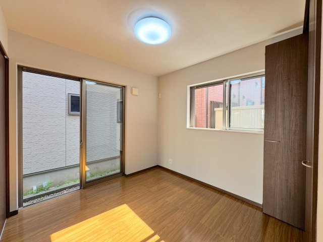 戸建 草加市瀬崎５丁目の居間・リビング|リビング横の洋室　5帖