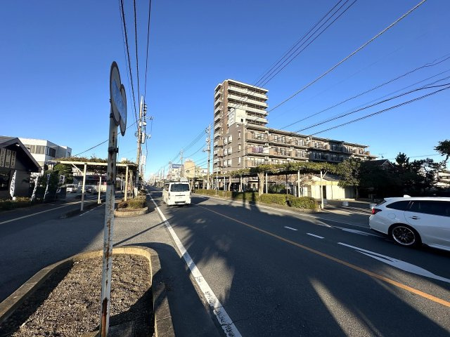 クラーク春日部壱番館の外観|全面道路