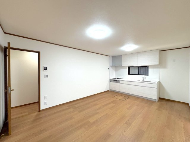 見沼区御蔵　中古戸建てのキッチン|リビング　別角度から