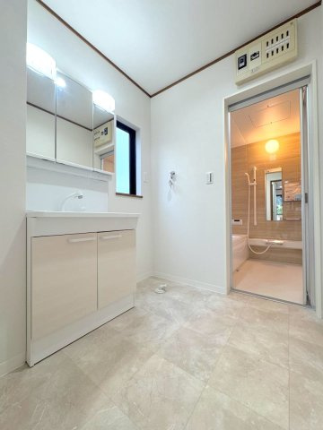 見沼区御蔵　中古戸建ての脱衣所|脱衣所　広いので家族の混雑を緩和できます。