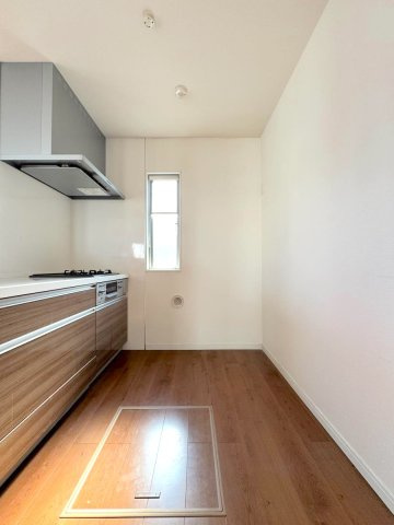 戸建　春日部南5丁目のキッチン|キッチン幅
ゆとりある作業スペースを確保したキッチントップ。品数を多く作る際やご家族・お子様と一緒に料理を楽しむ際にもスムーズに作業が行えます。お手入れも簡単で、毎日の家事を快適にサポートします。
