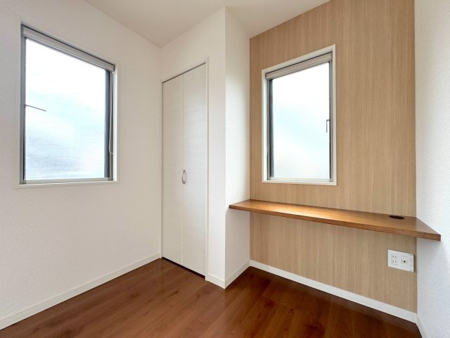 戸建　春日部南5丁目の収納|リビングのカウンターと収納
便利なカウンターと収納スペース。お子様の リビング学習やリモートワーク用のパソコンデスク、インテリアを飾るスペースとして多彩に活躍。小物類も綺麗に収まります。
