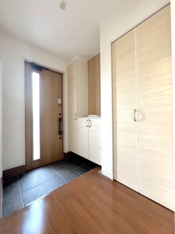戸建　春日部南5丁目の玄関|玄関
家族やゲストを温かく迎える清潔感のある玄関エリア。豊富な収納力を誇るシューズボックスを備えており、靴類や日用品をすっきり収められます。いつでも綺麗な玄関を保つことができる設計です。