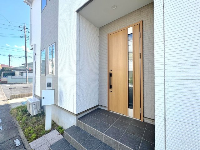 戸建　春日部南5丁目の玄関|玄関入り口
屋根付きで雨の日でも落ち着いて鍵の開け閉めができる玄関アプローチ。洗練されたモダンなデザインで、住まいの顔として上品な佇まいを演出しています。防犯面やプライバシーにも考慮されています。