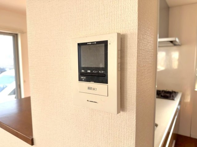 戸建　春日部南5丁目のセキュリティ|TVモニター付きインターホン
来訪者の顔を室内からしっかり確認できるインターホン。不審者の侵入防止や不要なセールス対応にも役立ち、一人でのお留守番や小さなお子様がいるご家庭でも安心・安全に過ごせます。