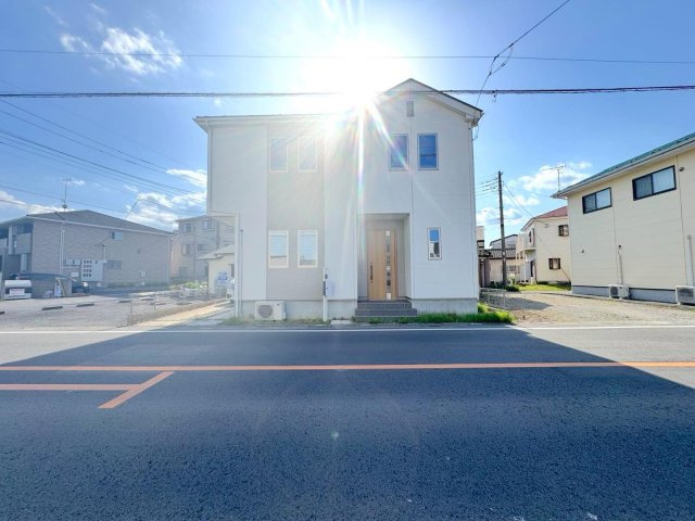 戸建　春日部南5丁目の前面道路含む現地写真|前面道路は幅員がしっかり確保されており、敷地への駐車もスムーズに行えます。交通量が少なく静かな環境のため、小さなお子様がいるご家庭でも安心して過ごせる前面道路環境です。