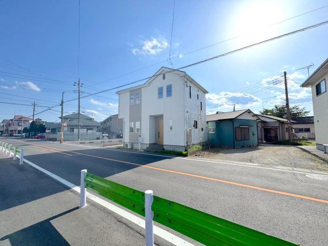 戸建　春日部南5丁目の前面道路含む現地写真|整理されたきれいな街並みが広がる現地周辺環境。見通しの良い道路で日当たりや風通しも良好です。周辺からの圧迫感が少なく、開放感あふれる住環境が保たれているのも大きな魅力です。