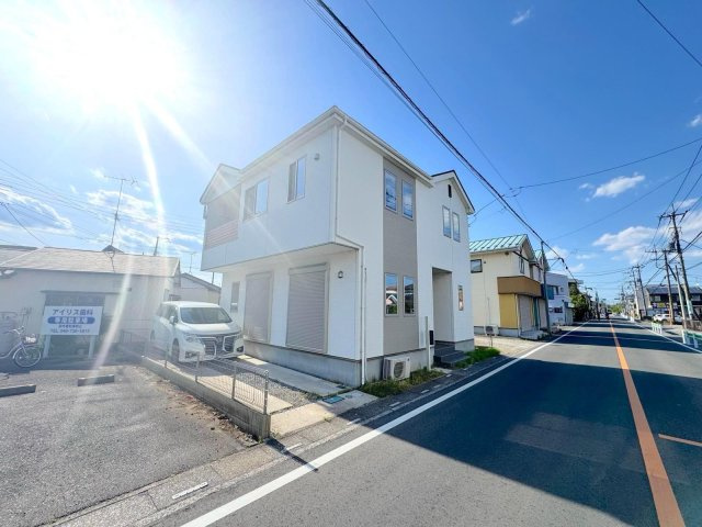 戸建　春日部南5丁目の前面道路含む現地写真|通学路や近隣施設へのアクセスも良好な落ち着いた道路状況。街灯も整備されており夜間の徒歩帰宅時も安心です。治安が良く穏やかな住環境で、長く安心して暮らせる立地条件が整っています。