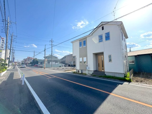 戸建　春日部南5丁目の外観|外観
春日部市南5丁目の閑静な住宅街に位置する築浅戸建。落ち着いた街並みで子育て環境にも恵まれたロケーションです。駐車スペースも完備しており、毎日の通勤や送迎、お買い物にも便利な立地です。