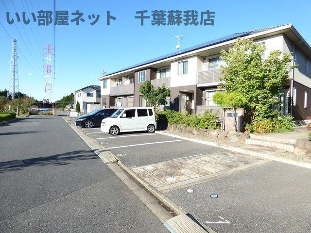 ウイングヒルズＢの駐車場|駐車スペースもあります