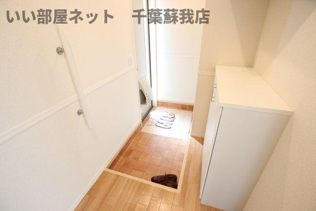 ウイングヒルズＢの玄関|収納もある玄関です