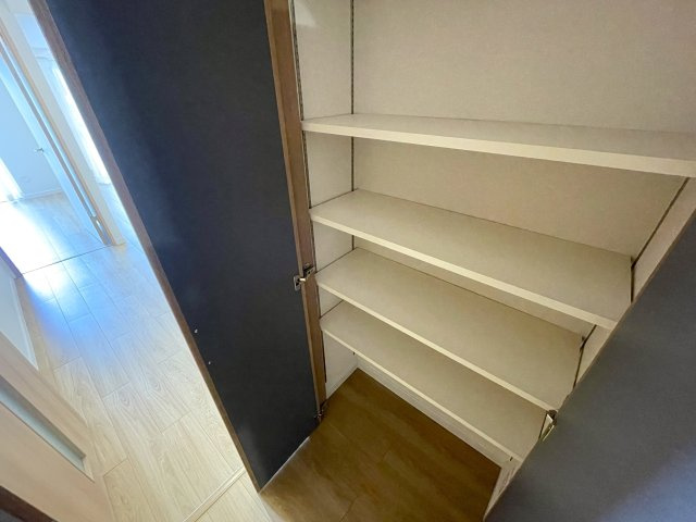 室内の“管”も交換済み！うーん。水もよりキレイな気がする、、、５階の眺望もちょうどイイ高さで開放感も得られちゃう安パイ『ダイアパレス保土ケ谷』リフォームの収納|便利な収納スペースです