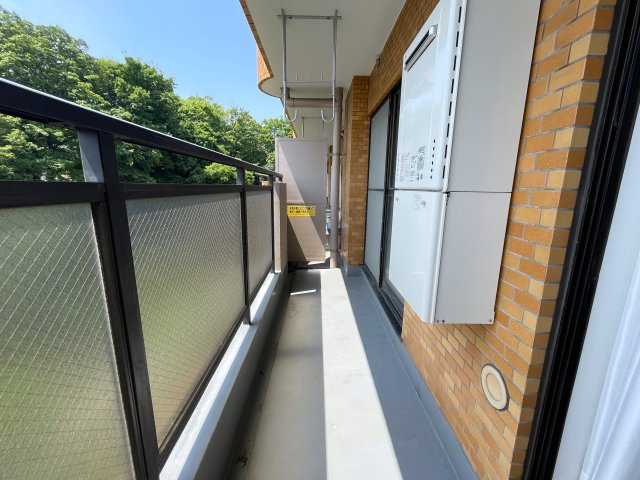 室内の“管”も交換済み！うーん。水もよりキレイな気がする、、、５階の眺望もちょうどイイ高さで開放感も得られちゃう安パイ『ダイアパレス保土ケ谷』リフォームのバルコニー|お洗濯にも便利なバルコニー付き