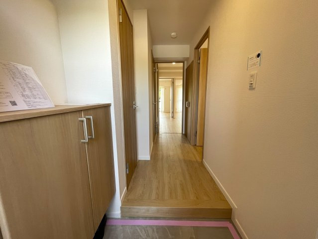 室内の“管”も交換済み！うーん。水もよりキレイな気がする、、、５階の眺望もちょうどイイ高さで開放感も得られちゃう安パイ『ダイアパレス保土ケ谷』リフォームの玄関|きれいな玄関です