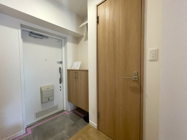 室内の“管”も交換済み！うーん。水もよりキレイな気がする、、、５階の眺望もちょうどイイ高さで開放感も得られちゃう安パイ『ダイアパレス保土ケ谷』リフォームの玄関|シンプルで使いやすい玄関です