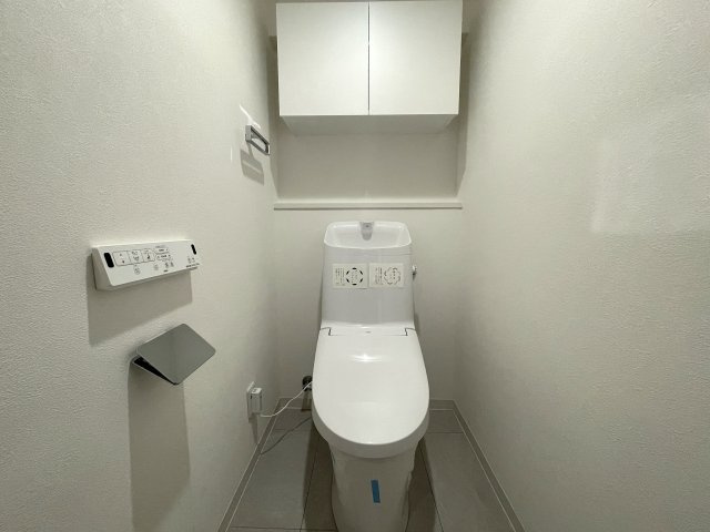 室内の“管”も交換済み！うーん。水もよりキレイな気がする、、、５階の眺望もちょうどイイ高さで開放感も得られちゃう安パイ『ダイアパレス保土ケ谷』リフォームのトイレ|コンパクトで使いやすいトイレです