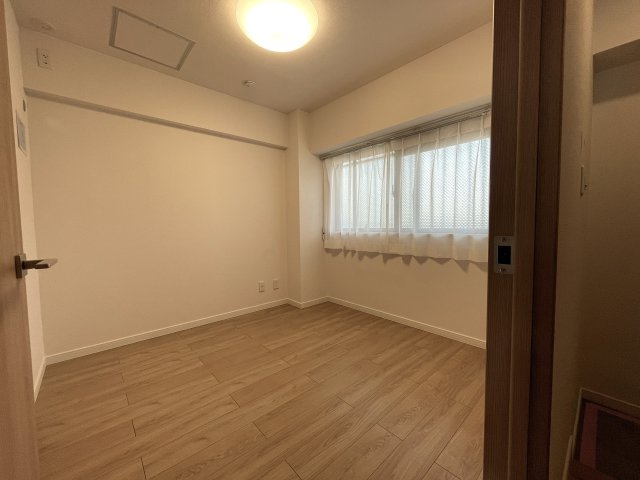 室内の“管”も交換済み！うーん。水もよりキレイな気がする、、、５階の眺望もちょうどイイ高さで開放感も得られちゃう安パイ『ダイアパレス保土ケ谷』リフォームの洋室|広々とした洋室です