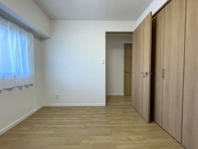 室内の“管”も交換済み！うーん。水もよりキレイな気がする、、、５階の眺望もちょうどイイ高さで開放感も得られちゃう安パイ『ダイアパレス保土ケ谷』リフォームの洋室|個人の部屋や寝室として使える洋室です